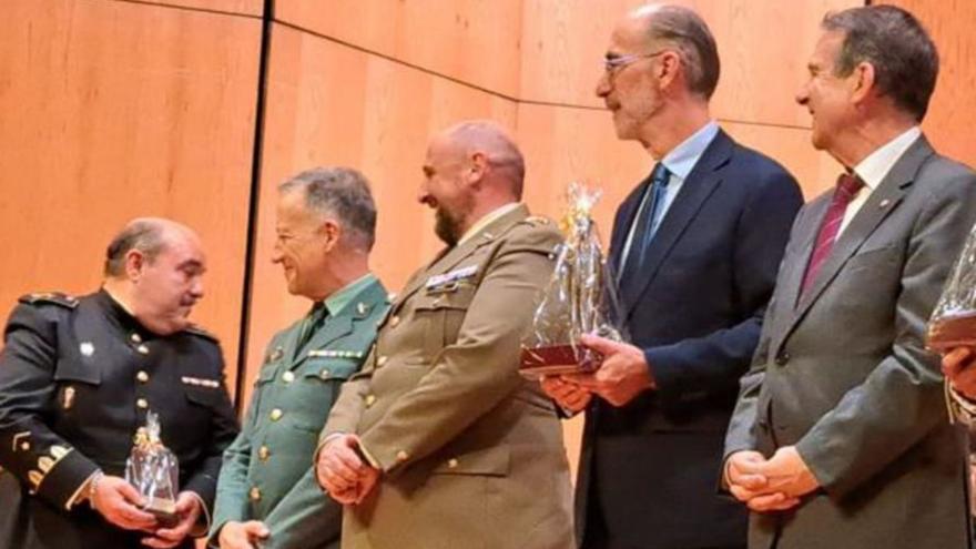 Almuiña recibe el premio “mariñeiro de honra” por su trayectoria como presidente del Puerto de Vigo