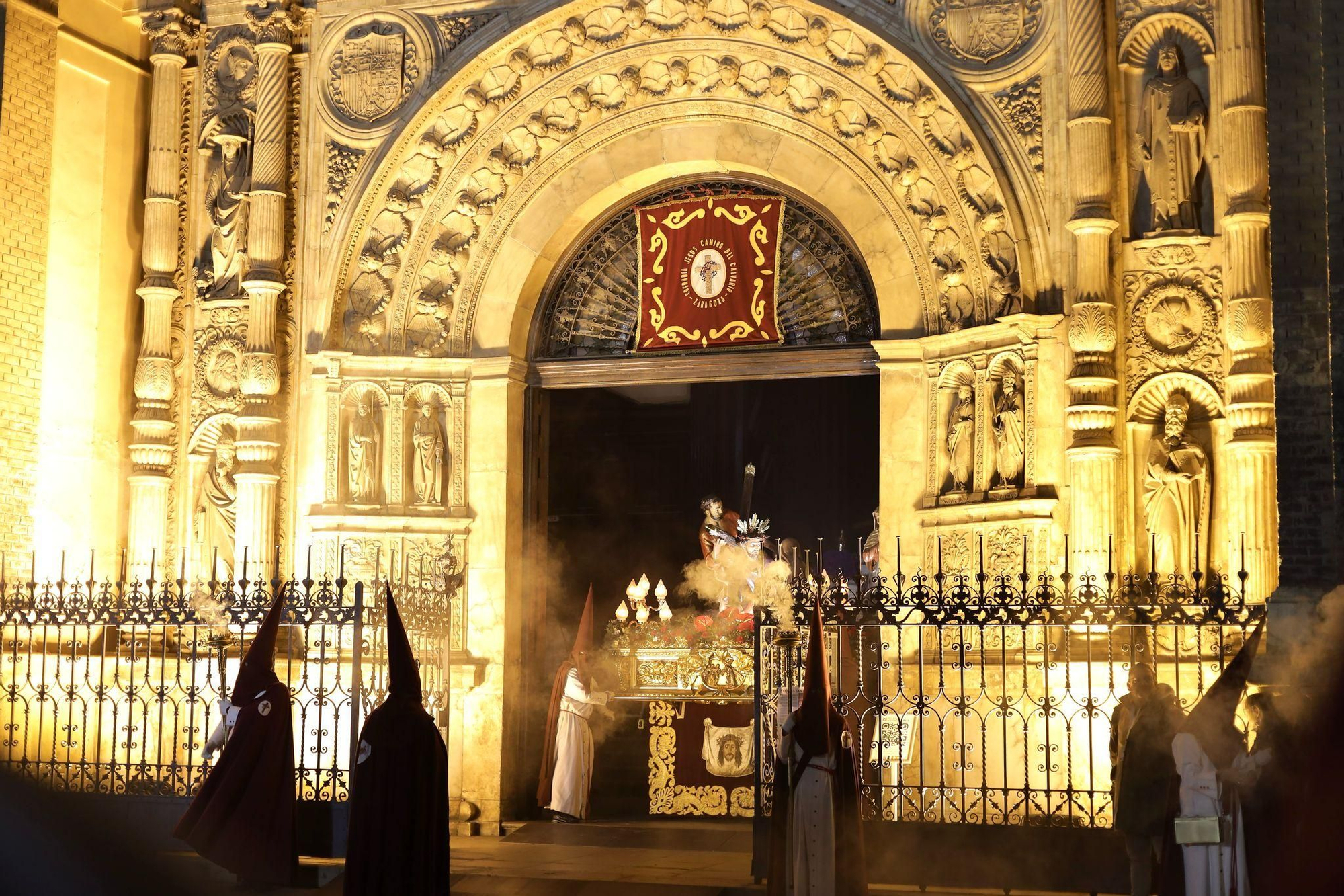 En imágenes | Zaragoza se conmueve con el 'Encuentro' de Jesús del Calvario y la Virgen de los Dolores