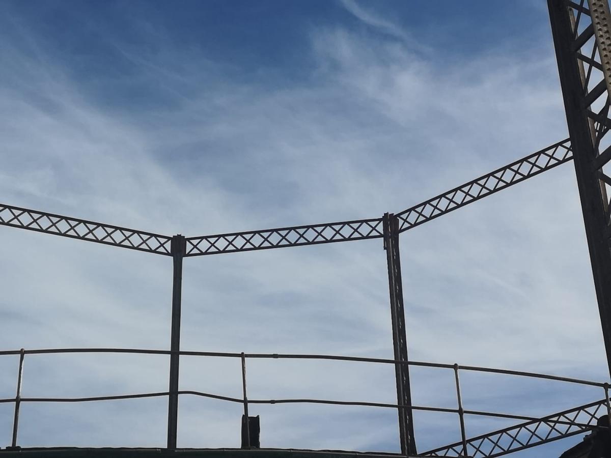 Así es el Gasómetro de Lebón, un testido del pasado industrial de la ciudad