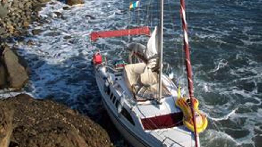 El barco de recreo, encallado en la playa Las Mujeres. i LA PROVINCIA / DLP