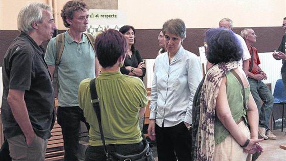 Teresa Forcades, de frente, charla con representantes de de la CUP, ICV-EUiA y Podem.