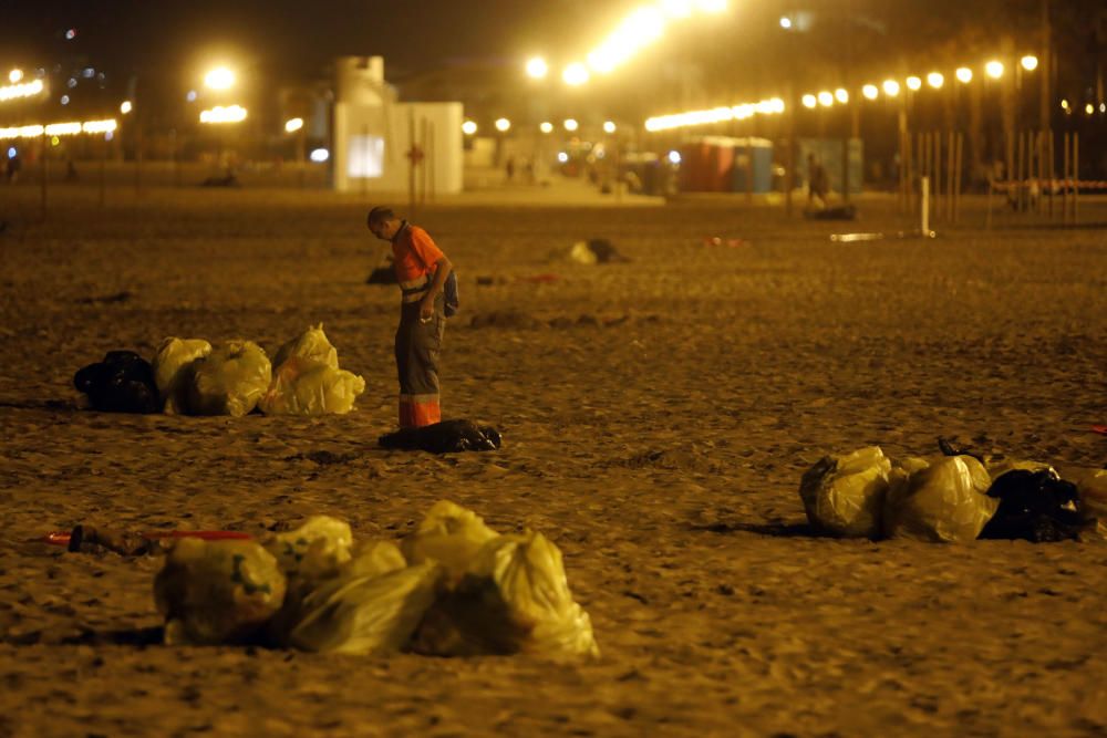 Recogida de residuos en la noche de San Juan en València