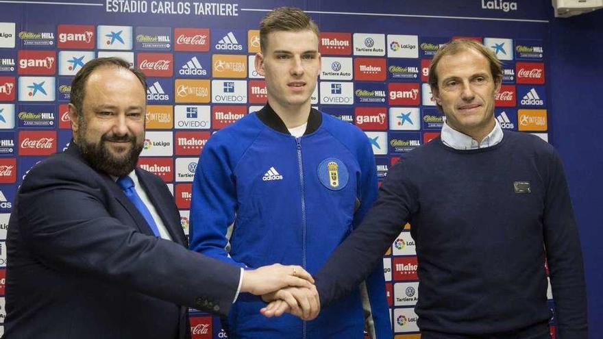 El presidente del Oviedo Jorge Menéndez Vallina, a la izquierda, junta las manos con Lunin, en el centro, y Arnau, ayer en el Tartiere.