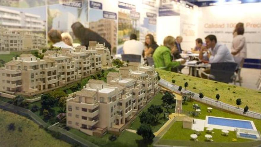 Expositores de viviendas en una de las últimas ediciones del Salón Inmobiliario del Mediterráneo (SIMed) de Málaga.