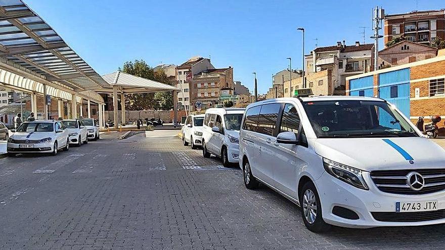 Filera de taxistes esperant clients ahir al migdia a l&#039;estació d&#039;autobusos de Manresa