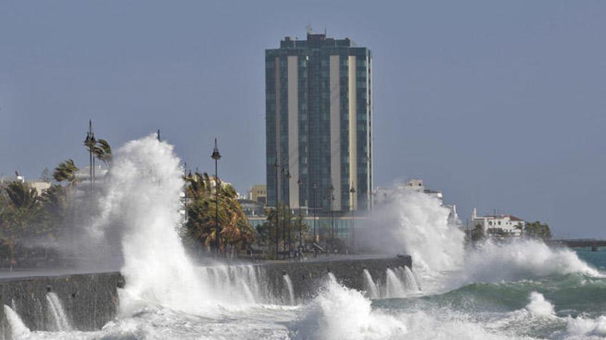 El temporal de viento y mar impide el atraque de tres cruceros en Arrecife con unos 4.100 turistas