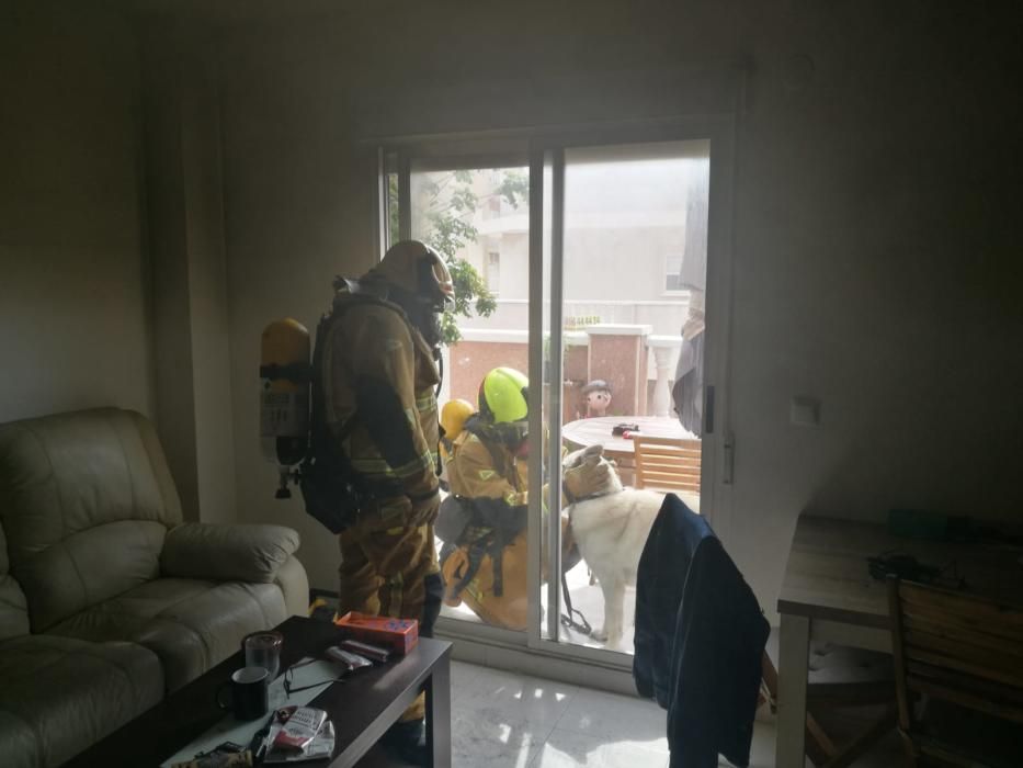 Bomberos, Guardia Civil y Policía Local de Torrevieja han intervenido en la extinción de un incendio y rescate de una persona en un piso de la calle Goleta