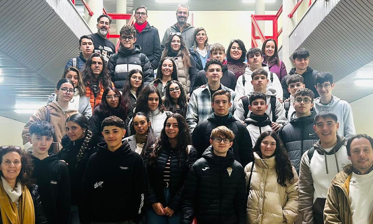 Profesores, científicos y estudiantes que están participando en el proyecto ‘Jóvenes con investigadores’.