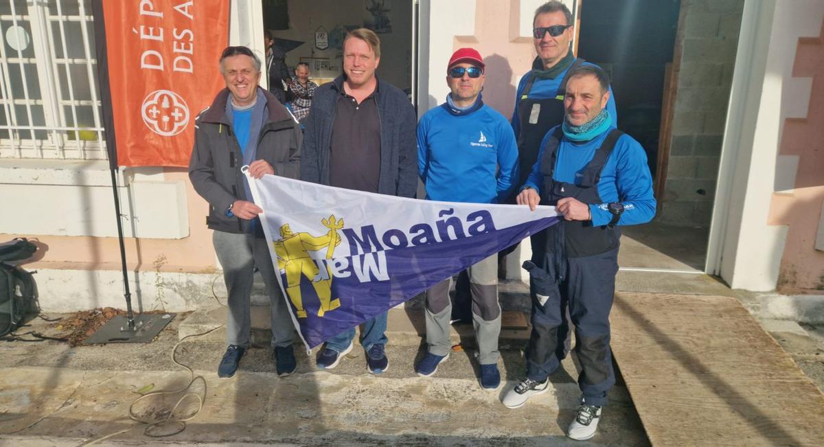 Los integrantes del Cigarrán Team con la bandera del Moaña Mar en Antibes. | FDV