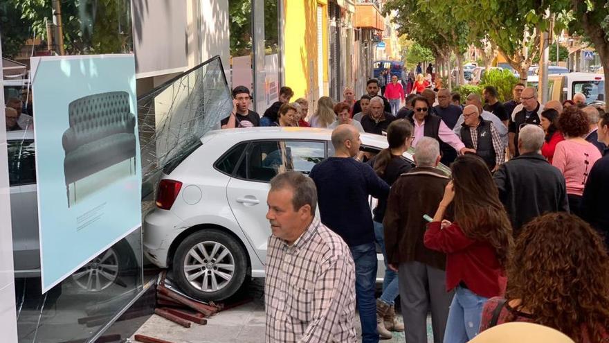 Un coche se estrella contra una sucursal bancaria en Cehegín