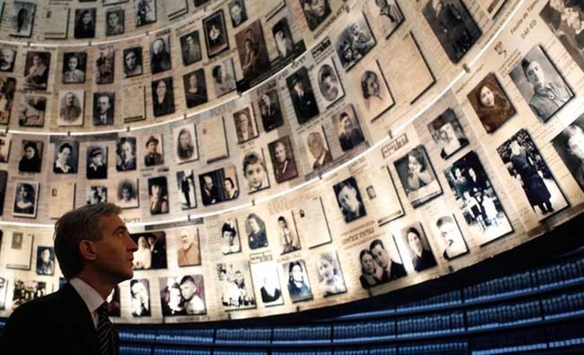 El ministre d’Exteriors de Moldàvia, Iurie Leanca, mira les fotos de jueus assassinats a l’Holocaust durant una visita a la Sala dels Noms al Museu Yad Vashem de Jerusalem.