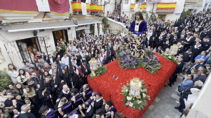 Emoción y pasión en una multitudinaria procesión de Santa Cruz de Alicante