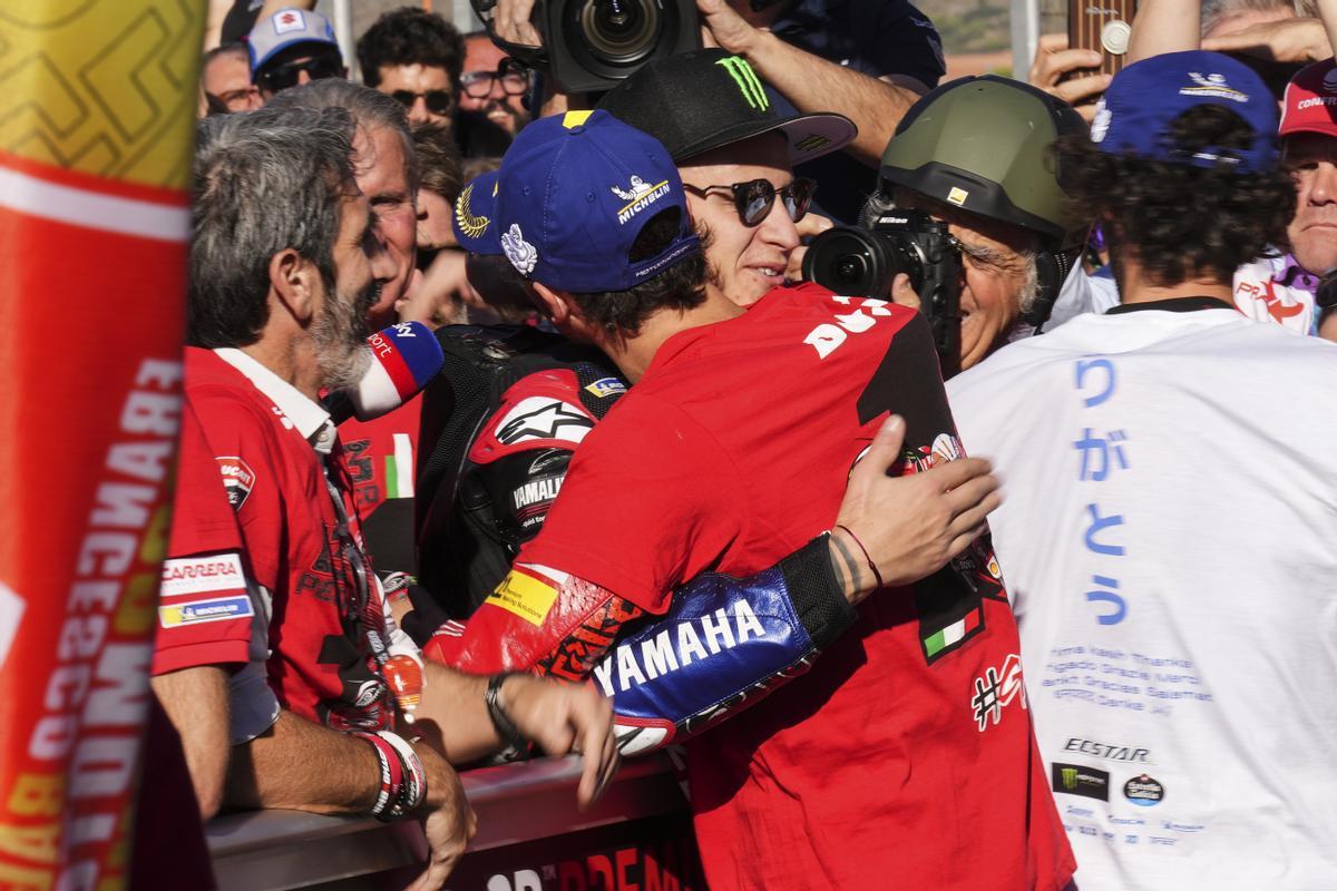 Fabio Quartararo fue de los primeros en felicitar al nuevo campeón de MotoGP, 'Pecco' Bagnaia.