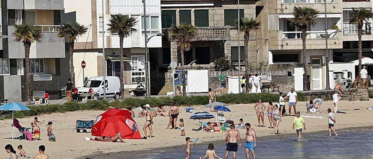 Línea de casas y apartamientos en la playa de Panxón.