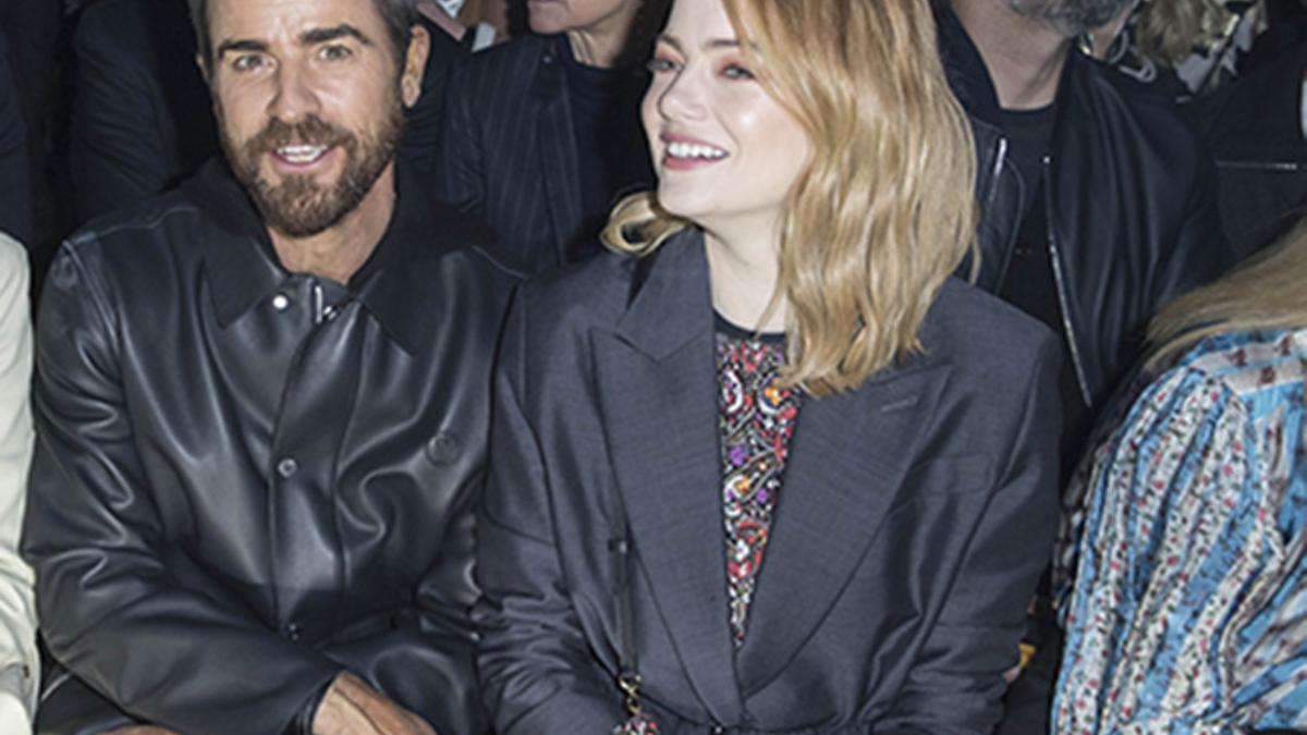 Justin Theroux y Emma Stone en un desfile de Louis Vuitton