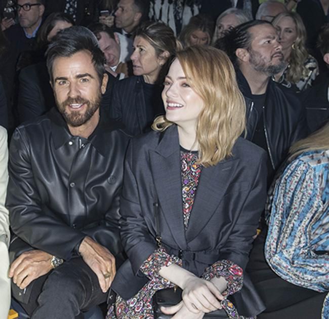 Justin Theroux y Emma Stone en un desfile de Louis Vuitton