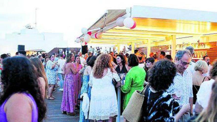 Residentes y turistas se reúnen en la fiesta de One Ibiza Suites.