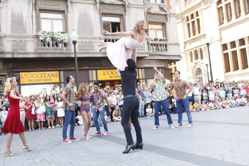 Los artistas del musical "Dirty dancing" hacen una exhibición en la calle en Gijón.