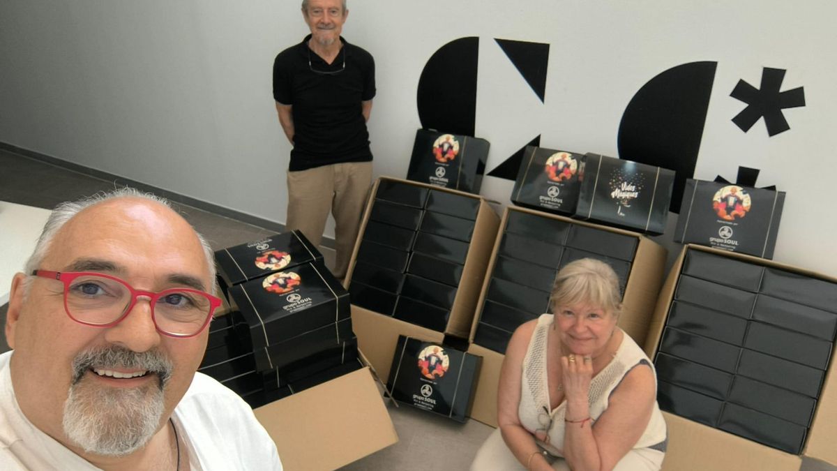 Voluntarios de Vidas Mágicas con las cajas de magos y magas que transportarán a Paiporta.