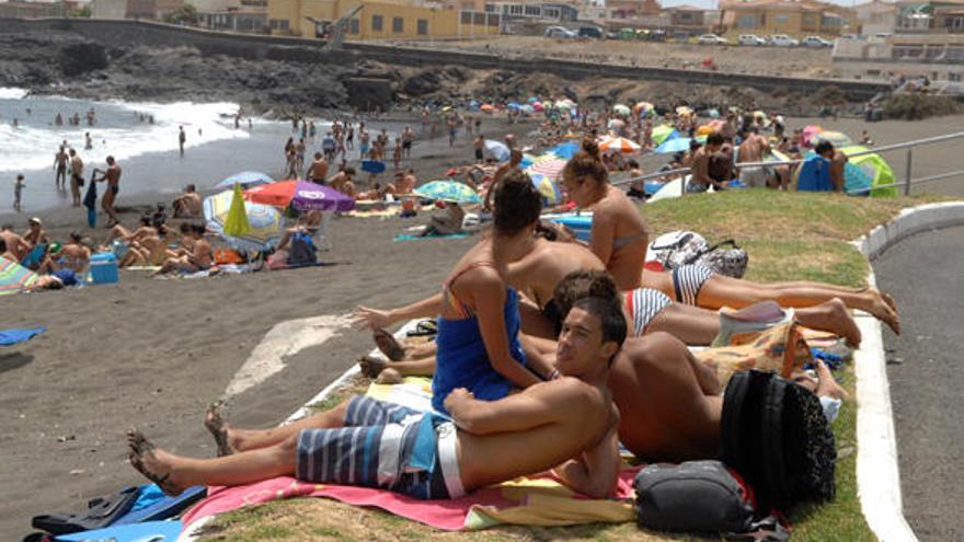 Bañistas, ayer, en la playa de La Garita, en Telde. | marrero