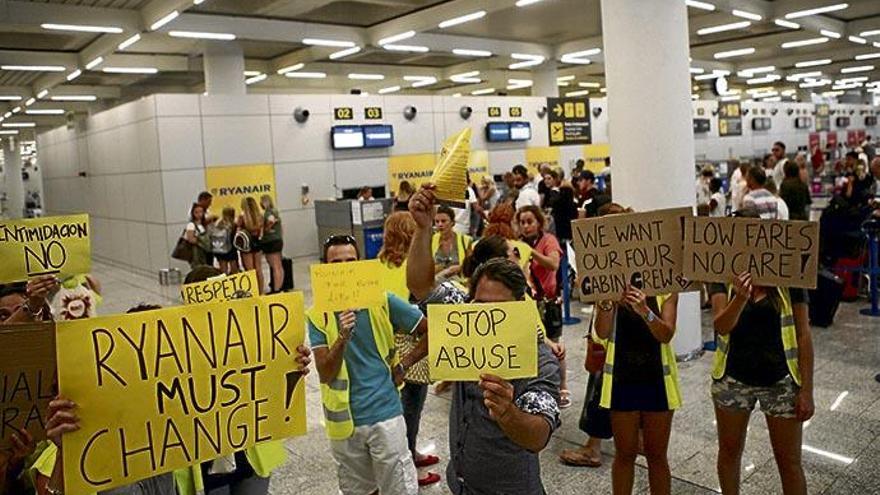 „Ryanair muss sich ändern&quot; oder „Niedrige Preise, keine Fürsorge&quot;: Protestplakate der Ryanair-Mitarbeiter am Flughafen von Palma Ende Juli.