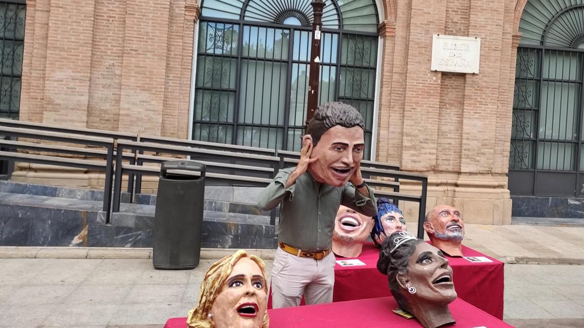 El concejal Diego Avilés con el rostro cabezudo del actor Jaime Lorente.