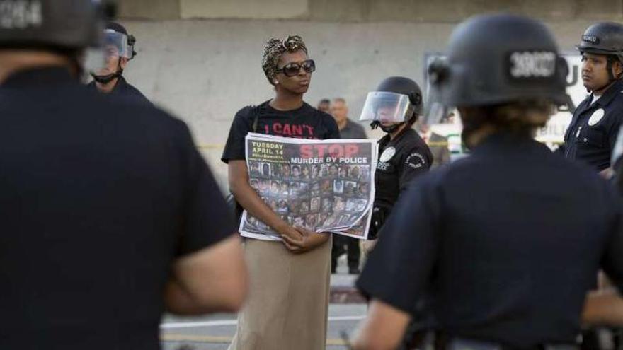 La policía vigila una marcha de solidaridad con el joven Freddie tras su funeral de Baltimore. // Reuters