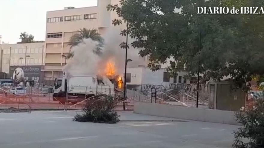 Arde un camión de la basura en Ibiza