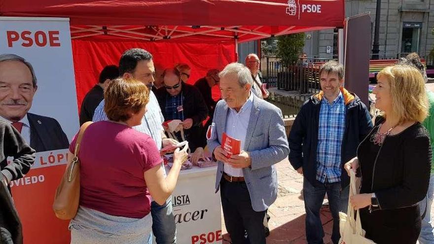 Wenceslao López, en el centro, junto a Ana Rivas, a la izquierda, Ricardo Fernández, Iván Piñuela y Marisa Ponga.