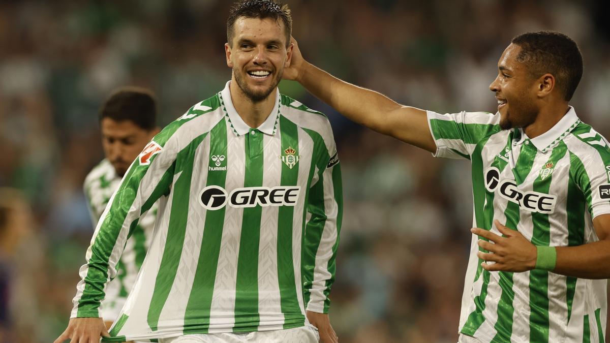 El centrocampista del Betis Giovani Lo Celso celebra tras marcar ante el Espanyol, durante el partido de LaLiga en Primera División que Real Betis y RCD Espanyol disputan este domingo en el estadio Benito Villamarín, en Sevilla.