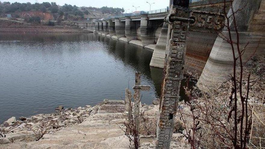 Un posible vertido causa la muerte de miles de peces en el Guadiana