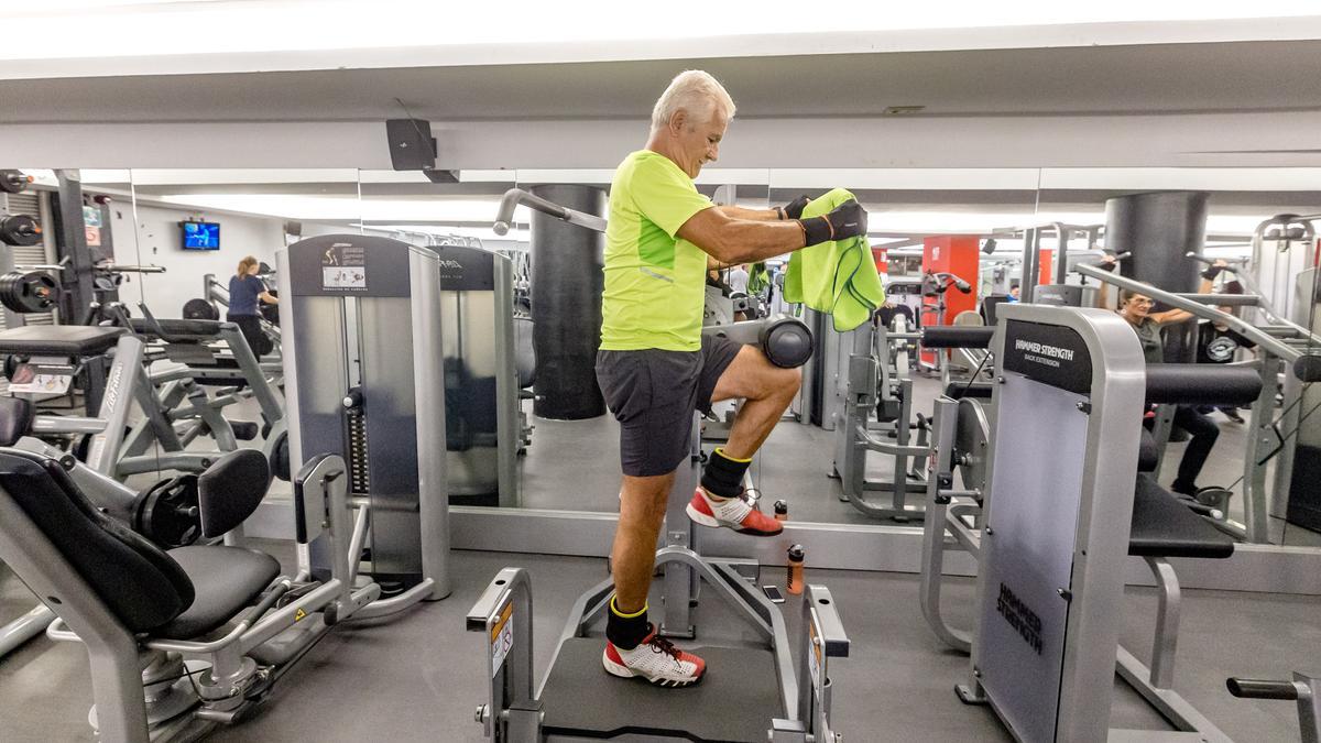 Las personas de 65 años o más cada vez más llenan las salas de musculación de los gimnasios para mantenerse activas y tener el cuerpo ágil.