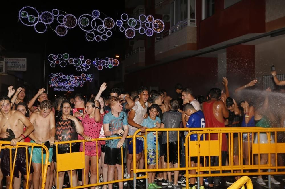 Cientos de personas, la mayoría adolescentes que quisieron disfrutar de la "cremá" y posterior "bañá" de los bomberos, se acercaron al barrio del Calvario para ver arder su hoguera