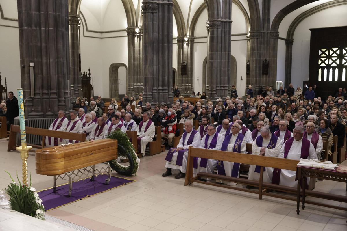 EN IMÁGENES: El funeral de "Donvi" en la iglesia de San Lorenzo de Gijón