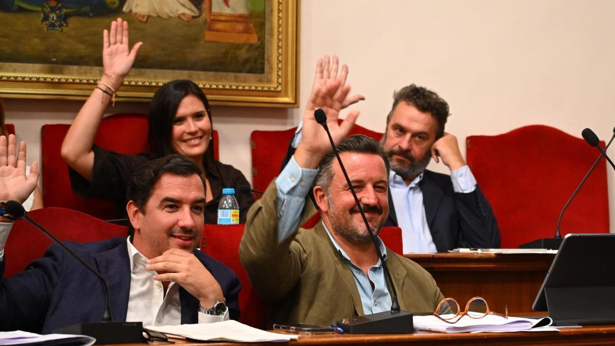 Luz verde a la oficina antiocupación en Elche pero el PP deja solo a Vox y apoya el Orgullo LGTBIQ+