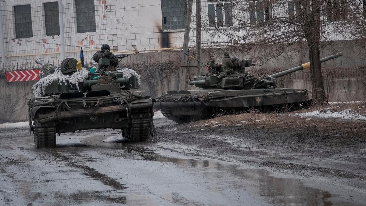 Soldados ucranianos patrullan en tanque por la calles de Bajmut.