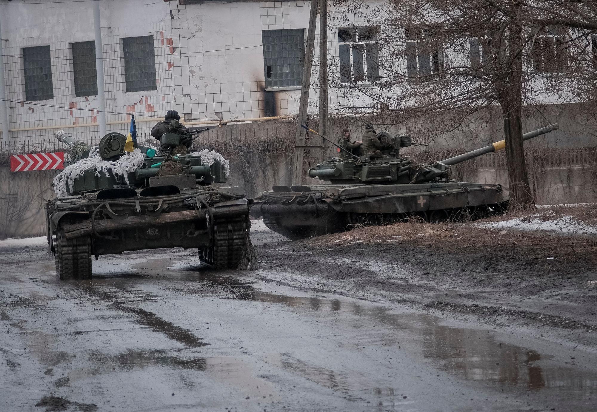 Soldados ucranianos patrullan en tanque por la calles de Bajmut.