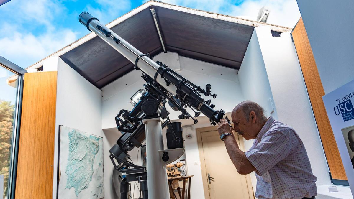 El profesor Docobo observando el firmamento con un telescopio centenario.