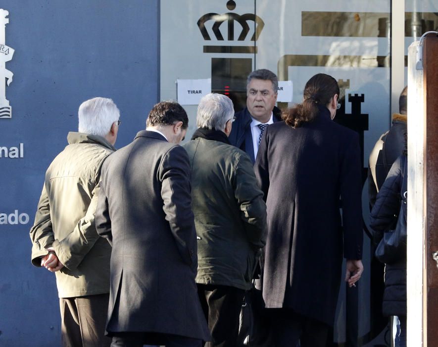 Llegada de acusados y testigos a la vista esta mañana.