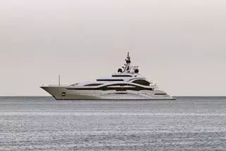 El superyate 'Al Lusail' fondea en Palma