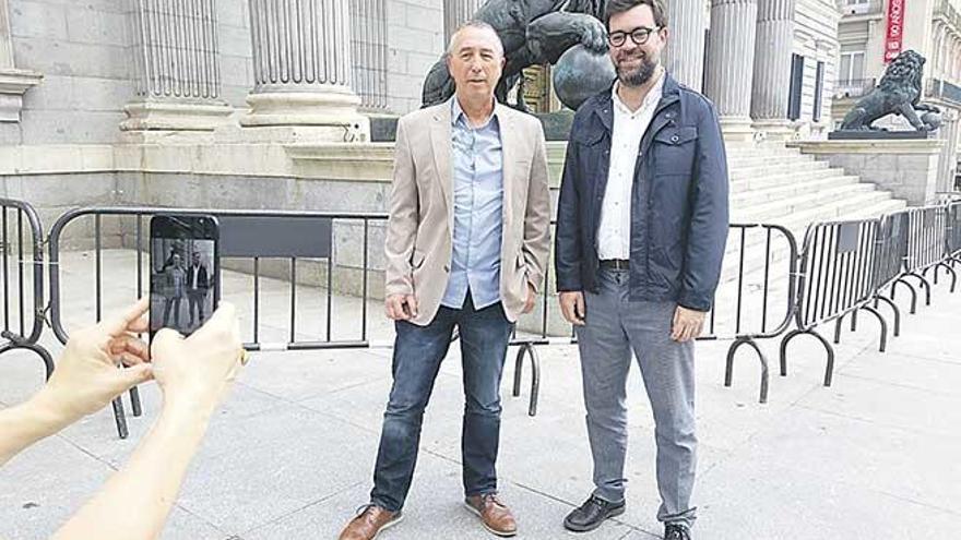 El alcalde Antoni Noguera con Joan Baldoví ante los leones.