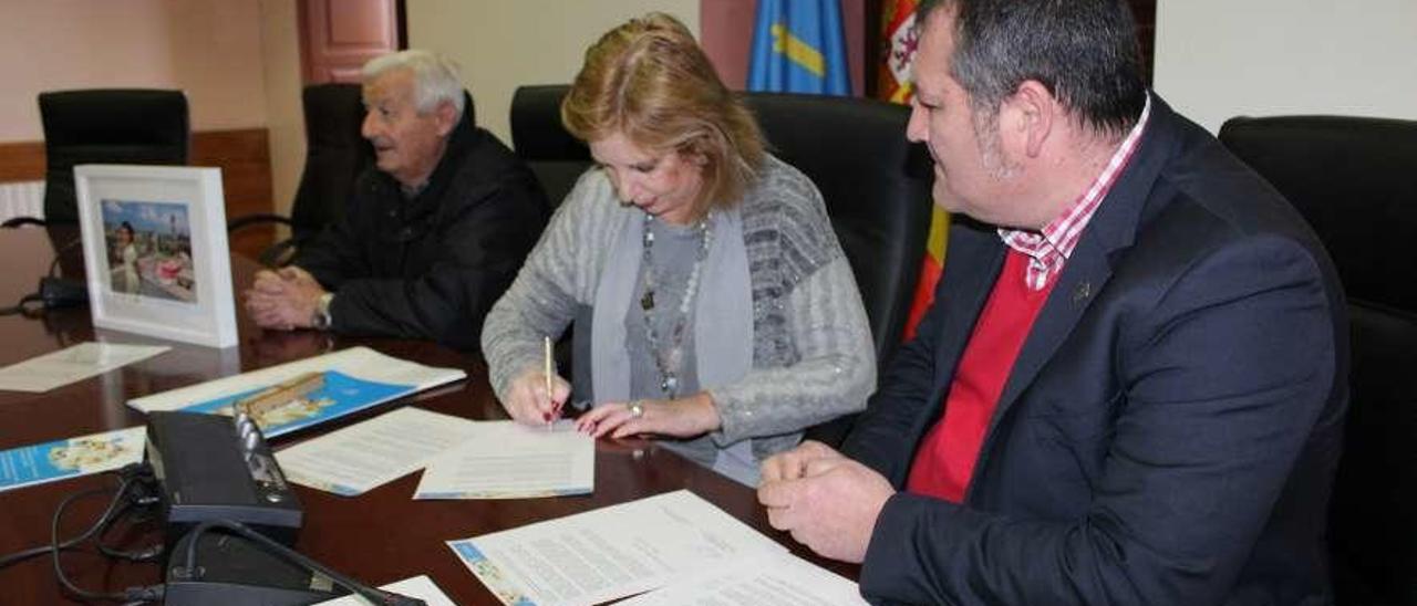 Platero firmando el convenio junto al Alcalde, en presencia del edil del PP Manuel Álvarez.