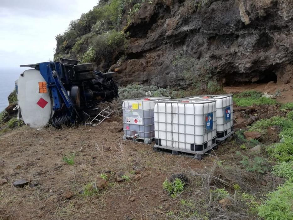 Rescate del camión cisterna caído en Tacoronte