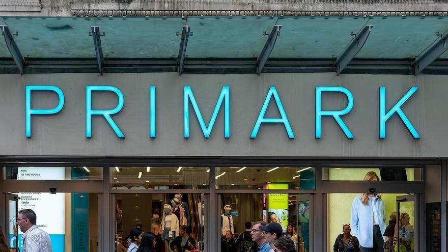 Mañana se esperan colas kilométricas en Primark para hacerse con la nueva colección de la Fórmula 1: desde chaquetas de competición hasta camisetas
