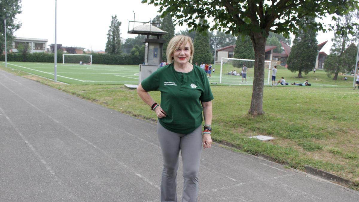 Ana García en la antigua pista de atletismo del Colego Meres.