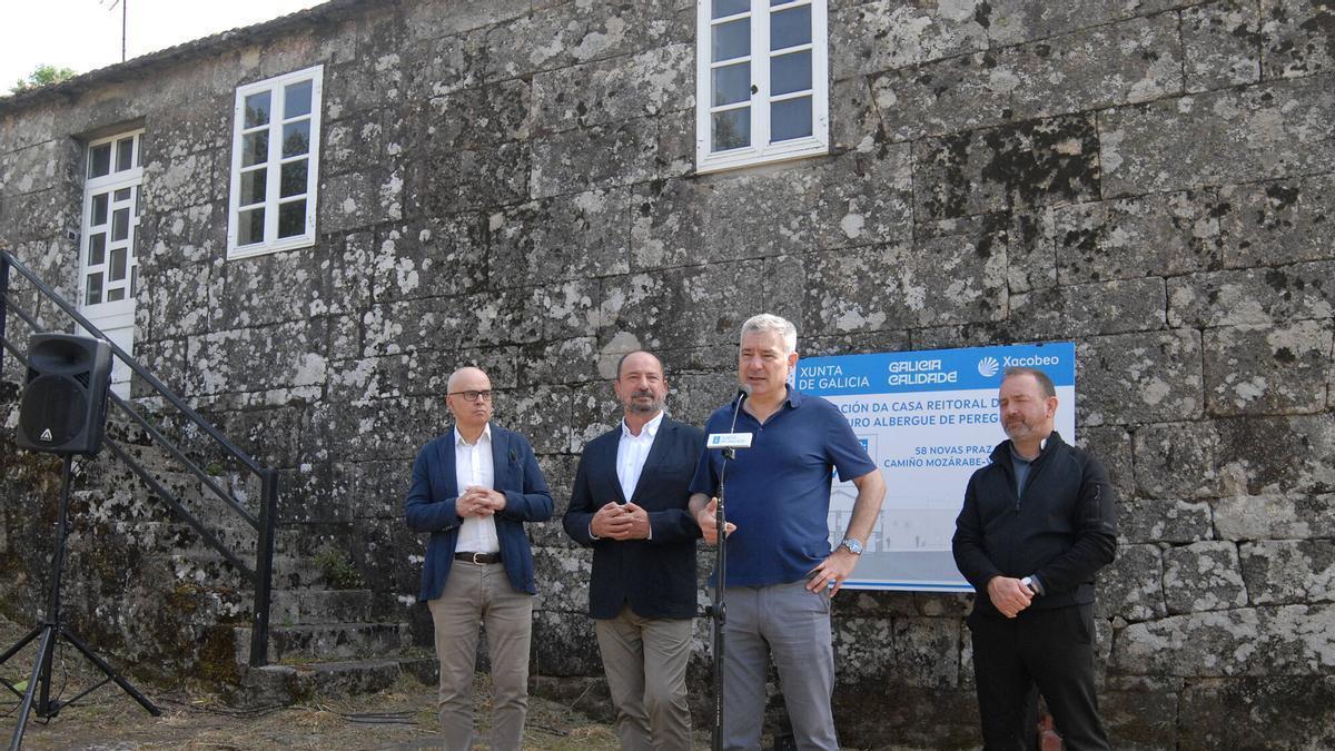 Adolfo Campos presentó el proyecto de rehabilitación en mayo junto Ángel Cid Carballo, Xosé Merelles y José Criado.