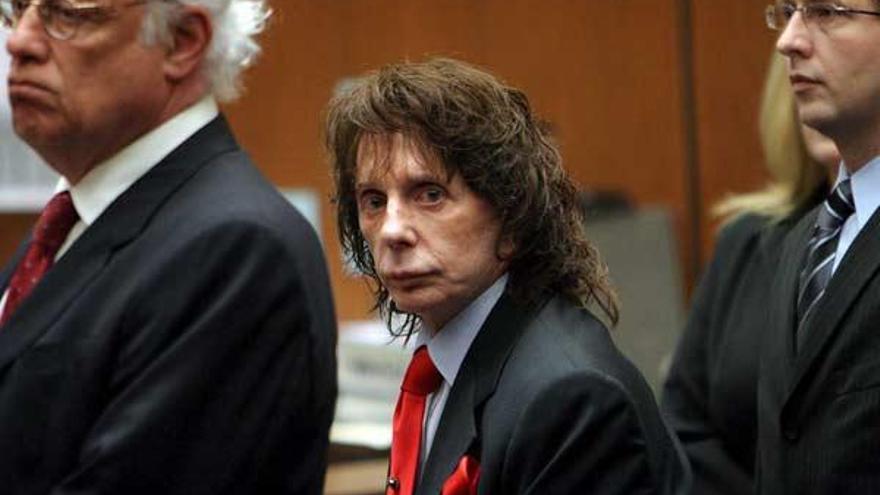 El productor musical estadounidense Phil Spector permanece de pie junto a su abogado