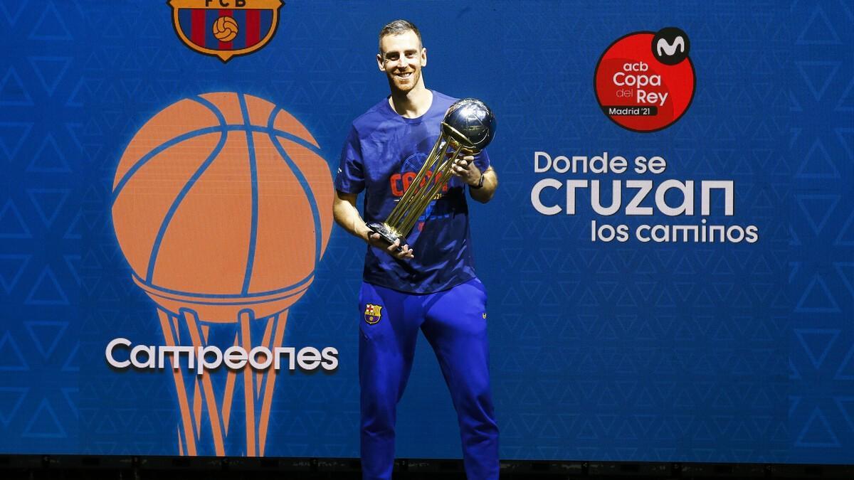 Victor Claver también celebró el título de Copa a pesar de no poder jugar