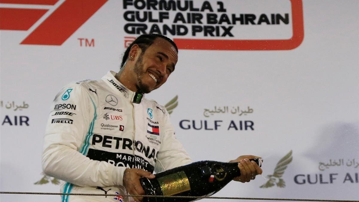Hamilton, feliz, celebra su victoria en Bahrein.