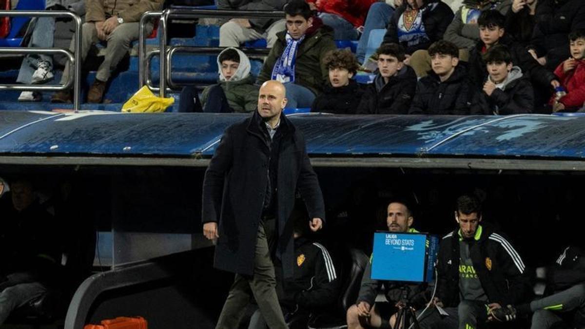 Miguel Ángel Ramírez, con Endika Gaviña observando sentado detrás del monitor, durante un partido del Zaragoza